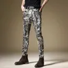 Jeans extensibles imprimés peau de serpent pour hommes de luxe léger Version coréenne pantalon en jean Hip Hop Slim à la mode Jeans décontractés HKD230829