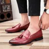 Sukienka buty mężczyzn buty zwykłe skórzane marka Moccasin Oxfords Buty napędowe Mężczyzny Mokorki Mokasyny sukienki Buty dla mężczyzn nowe włoskie butę brzęczące L0830