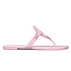 Gratis frakt lyxdesigner kvinna berömda tofflor glider charm skjutreglage svart naken läder kvinnor skor rosa sommar strand flip flops clogs sandels sandles