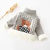 Pullover Plus Velluto spesso caldo inverno maglione per ragazze cotone elasticizzato orso lavorato a maglia dolcevita per bambini regalo di compleanno vestiti 230830