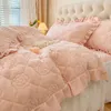 Ensembles de literie Hiver chaud velours polaire ensemble rose matelassé broderie housse de couette blanc dentelle bord jupe de lit épais couvre-lit taies d'oreiller