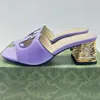 Couro de salto médio senhoras sandálias chinelos designer moda senhoras apartamentos tornozelo fivela sola de borracha mules verão praia sexy sapatos de casamento 34-44