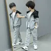 Conjuntos de roupas Bebê Meninos Esporte Terno Outono Branco Preto Moletons Com Capuz e Calças Soltas Adolescente Escola Menino Outfit Crianças Tracksuits 230830