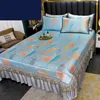 Faldón de cama, juego de tres piezas de sábanas y fundas de almohada de seda helada 1800D, alfombra plegable suave y fresca lavable a máquina, estilo de gama alta
