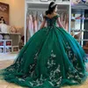 Emerald Green Omuzdan Omuz Quinceanera Elbiseler Balo Elbise Kolsuz Çiçek Aplikler Dantel El Yapımı Çiçekler Tatlı 15 Parti Giyim