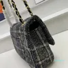 2023-Luxurys svartvitt quiltad tweed medium klassisk dubbel klaff hårdvara mode flap axel crossbody guld kedja handväska kväll fest prom väska