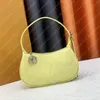 Lyxdesigner Handbag Mini Moon Läder Kvinnor axelväska v präglade hobo påsar lyxiga hobos designers handväskor kvinnors totes lätt påse