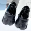 Designer-Casual-Damen-Slipper aus gebürstetem Leder in Schokoladenbraun, Monolith-Dreieck, schwarze Schuherhöhung, Plateauschuhe 01