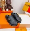 2023 Paris Woman Beach Slippers Söta för hålskor Antislip Tjocka sulor Tappar Sandal för kvinnor 2023 Flat Garden Luxury Brand Muller Slide L Show Scuff V