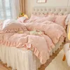 Ensembles de literie Hiver chaud velours polaire ensemble rose matelassé broderie housse de couette blanc dentelle bord jupe de lit épais couvre-lit taies d'oreiller