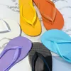 Slipare kvinnors skor 2023 Candy Color PVC Flip Flops Summer Pau
