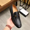 Patentläder Mäns designer Luxury Dress Shoes Slip On Mens Casual Oxford Shoe Brand Moccasin Glitter Manliga skor Spetsade tåskor för män