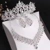 Свадебные платье-платье-платье-вышесированное свадебное ожерелье короны и серьги из трех частей белый кристалл инкрустации Rhines250a