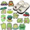 En gros de 100pcs PVC Mix Adorable grenouilles vertes Chaussure Charmes enfants Animaux Coucle Décorations pour le bouton de sac à dos