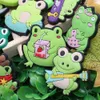 Toptan 100pcs Pvc Mix Sevimli yeşil kurbağalar ayakkabı takılar çocuk hayvanlar sırt çantası düğmesi tıkanıklığı için dekorasyonlar toka süslemeleri