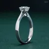 Sieradenzakjes Synthetische Moissanite Diamant Eén karaat Klassieke minimalistische gladde ring met zes klauwen Vrouwelijk