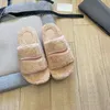 Högkvalitativ Slipper Designer Kvinnor Sandaler tjocka sulade upphöjda plyschar med ullbroderier för värme Hem Anti Slip Casual One Word Slipper