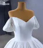 シンプルなボールガウンウェディングドレス