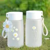 Vattenflaskor Small Daisy Plastic Cup Creative Man and Female Student Gift Anti Falling Outdoor Trend Forest Direct Sales 480 ml