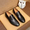 Patentläder Mäns designer Luxury Dress Shoes Slip On Mens Casual Oxford Shoe Brand Moccasin Glitter Manliga skor Spetsade tåskor för män