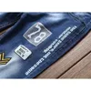 Jeans da uomo di nuovo stile di alta qualità Jeans slim dritti in denim elasticizzato Ricamo Patch Badge Foro strappato Decori Pantaloni in denim; LST230831