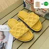 Nya designer tofflor pool kudde lägenheter komfort präglade mulor sandaler män kvinnor skor koppar ros rosa gul sommarstrand glider lyxiga tofflor mode sandal