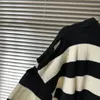 Мужские свитера Mm6 Черно-белые пуловеры с вышивкой высокого качества с вышивкой в виде букв Мода для мужчин и женщин 1 Свитер с открытыми плечами Masion 230830