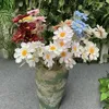 Fiori decorativi 5 pezzi margherita artificiale a 5 forchette sole crisantemo fiore di seta per la decorazione domestica di nozze disposizione del centro commerciale El