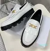 Diseñadores de lujo Zapato de vestir plano Cuero de piel de becerro genuino resbalón en pisos Zapatos de fábrica de mocasines con flecos de cadena dorada Triomphe blanco para mujer