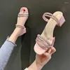 Slippers 2023 Summer Sandals الإناث أزياء أحجار الراين يتخبط