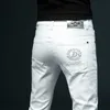7 stylów 2022 Nowe białe męskie dżinsy Zaawansowane rozciągnięcie chude dżinsy haftowe dekoracja dżinsowe spodnie męskie ubrania marki LST230831