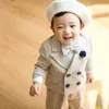 Garnitury 2023 Przyjazd Little Boy Tuxedoweding Party Baby Suitbaby Boys Beige 4piece Set Set Sukienka dla chłopców za 1 2 3 4 rok 230830