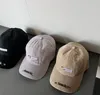 Nouveaux hommes et femmes tout-match simple loisirs casquette à visière style coréen chapeau pare-soleil visage petites lettres respirant casquettes de baseball en gros