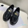 Lyxdesigners Flat Dress Shoe äkta kalvskinn läder slip på lägenheter kvinnors vita triomf gyllene kedja fransade loafers fabrikskor