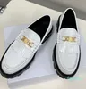 Lyxdesigners Flat Dress Shoe äkta kalvskinn läder slip på lägenheter kvinnors vita triomf gyllene kedja fransade loafers fabrikskor