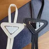 Bolo Ties Hommes Triangle Mince Cravate En Cuir Noir Lettre Vintage Cravates Garçon Chemise Accessoires De Mode Unisexe Simple Campus Style Adolescent Designer