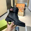 Noticias Diseñadores Botas de tobillo Botas de mujer Cabeza redonda de color Suela gruesa Botas Martin elásticas elevadas Zapatos con cordones Apertura de cremallera ajustable Botas de motocicleta 35-42