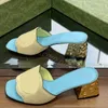 Üst Deri Tasarımcılar Sandalet Sandalet Kadın Deri Çekilmiş Topuklar Orta Topuklar 2.1 '' Topuk Slaytlar Kesme Kesme Mektup Mektup Sandalet Açık Mekan Ayakkabıları Seksi Flip Flops Sandal