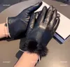 23SS Designer Girl Five Fingers Gloves Leather Gloves For Women Söta päls Ball Decoration Mittens Winter Warm Gift Inklusive Brand Box