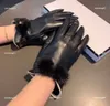 23SS Designer Girl Five Fingers Gloves Leather Gloves For Women Söta päls Ball Decoration Mittens Winter Warm Gift Inklusive Brand Box