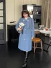 Trench da donna Cappotto lungo da pendolare di grandi dimensioni 2023 Primavera Inverno Blu ricamato in vita da donna elegante