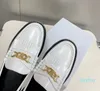 Diseñadores de lujo Zapato de vestir plano Cuero de piel de becerro genuino resbalón en pisos Zapatos de fábrica de mocasines con flecos de cadena dorada Triomphe blanco para mujer