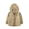 Jassen Kinderherfstjas Middelgrote en grote jongens Dun Eenvoudig Casual Mode Windjack Hoodie 230830