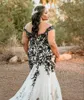 黒と白のゴシック様式のゴシック様式のウェディングドレスは肩から外れたサイズ長いブライダルガウンレースアップリケヴィンテージチュールカントリーブライドウェア