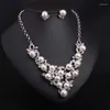 Ketting Oorbellen Set Witte Parel Sieraden Dames Europese en Amerikaanse Retro Strass Uitgeholde Jurkaccessoires