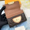 高級ブランド女性の短い財布クラシックメタルバックルフリップレディースロングクラッチバッグ