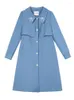 Trench da donna Cappotto lungo da pendolare di grandi dimensioni 2023 Primavera Inverno Blu ricamato in vita da donna elegante