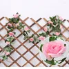 Dekorativa blommor rose murgröna garland silkesros