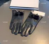 23SS Designer Girl Five Fingers Gloves Leather Gloves For Women Söta päls Ball Decoration Mittens Winter Warm Gift Inklusive Brand Box