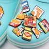Commercio all'ingrosso 100 pezzi in PVC hamburger di pollo fritto beve ciondoli per scarpe decorazioni fibbia per adulti per zoccoli pulsanti polsini